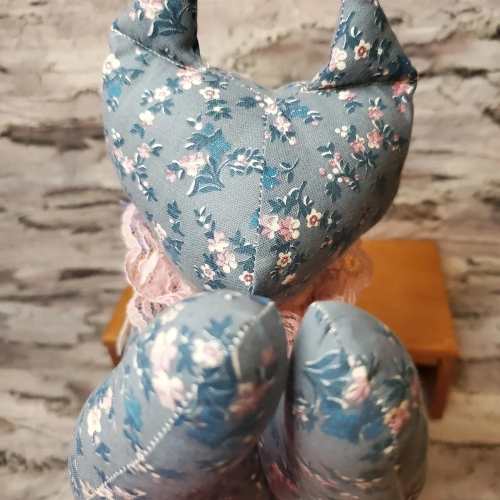 Vintage Handmade‎ Country Blue Rose Pink Floral Laying CAT Cottagecore Granny